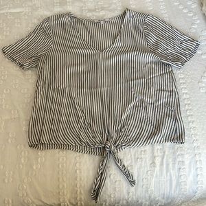 Madewell striped front tie short sleeve shirt. Size S. Used good condition.